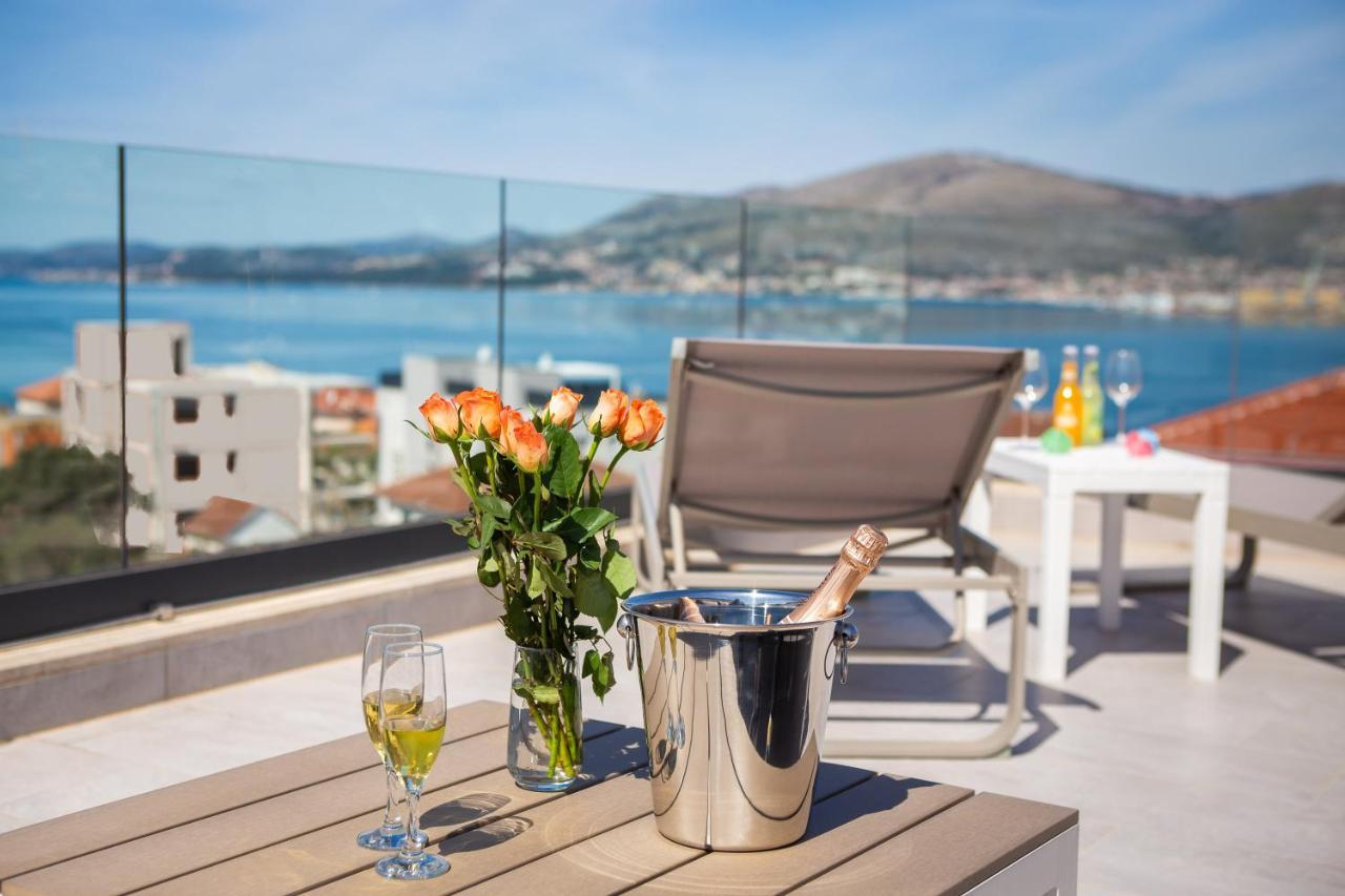 Apartment Alegria In Okrug With Heated Pool, Sea View, Jacuzzi, Wifi Трогір Екстер'єр фото