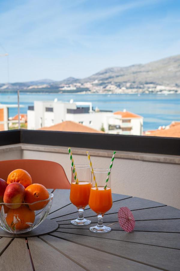 Apartment Alegria In Okrug With Heated Pool, Sea View, Jacuzzi, Wifi Трогір Екстер'єр фото