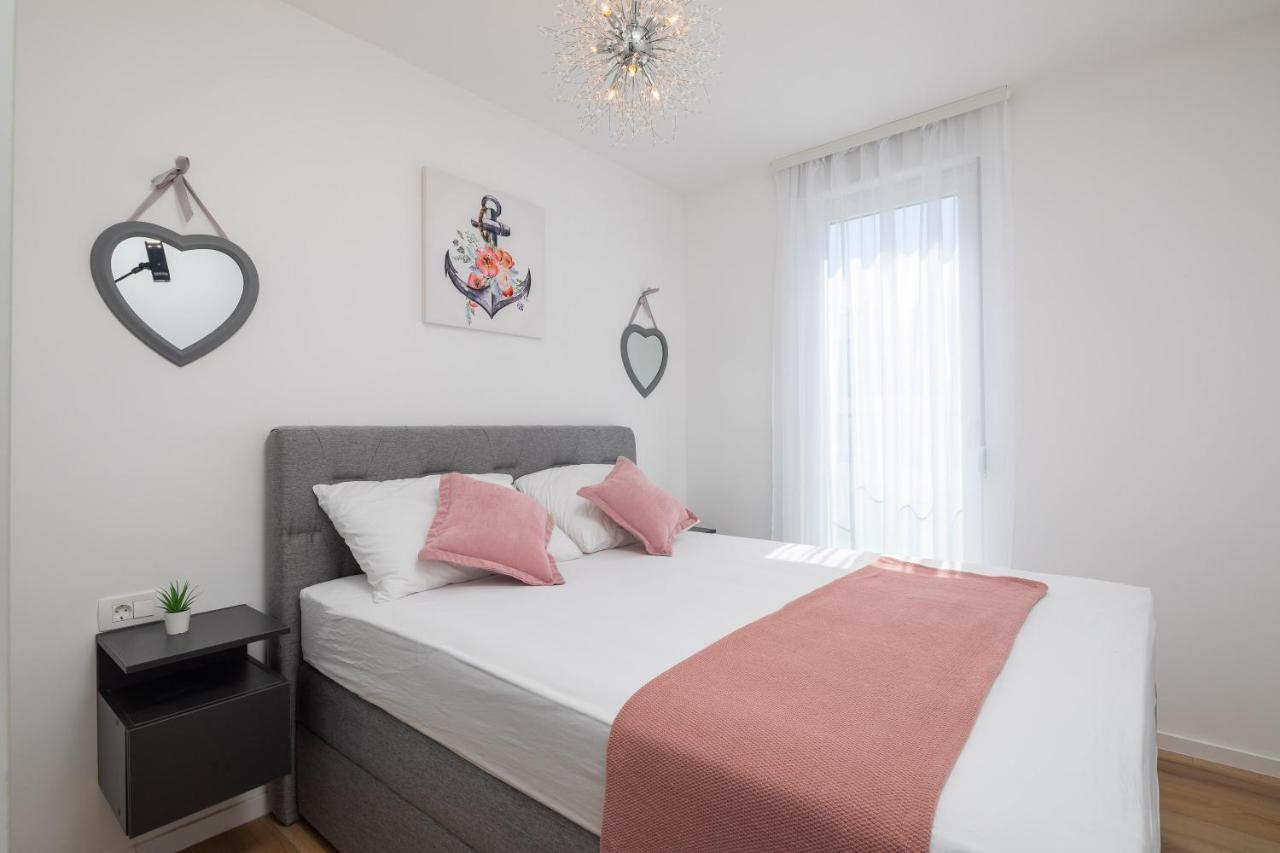 Apartment Alegria In Okrug With Heated Pool, Sea View, Jacuzzi, Wifi Трогір Екстер'єр фото