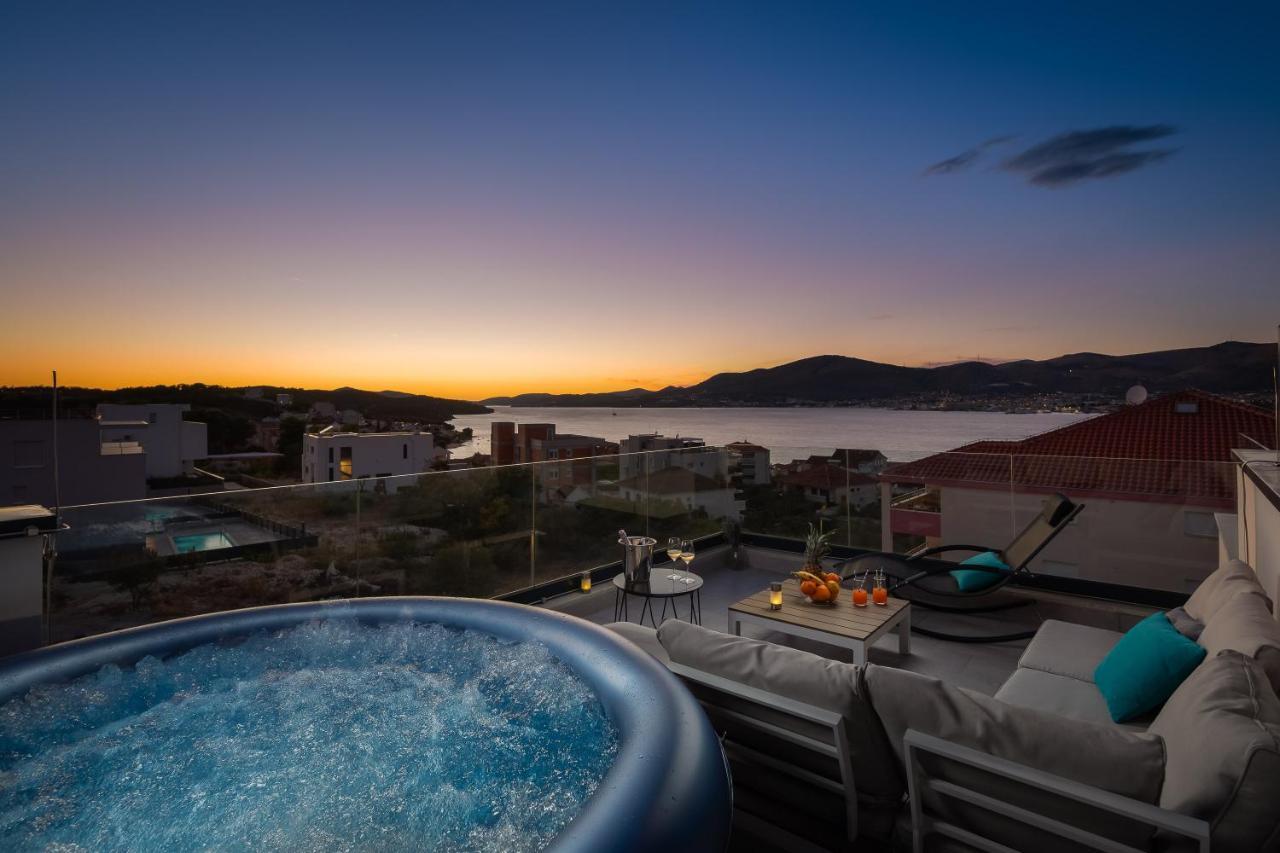 Apartment Alegria In Okrug With Heated Pool, Sea View, Jacuzzi, Wifi Трогір Екстер'єр фото